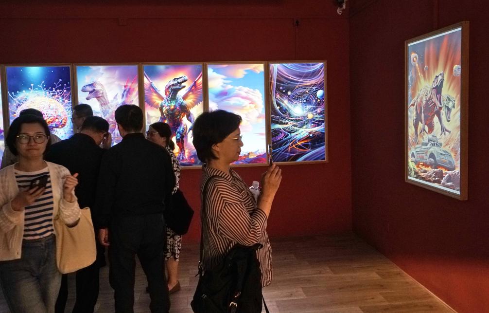 9月26日，观众在参观数字艺术AI之梦专题展。