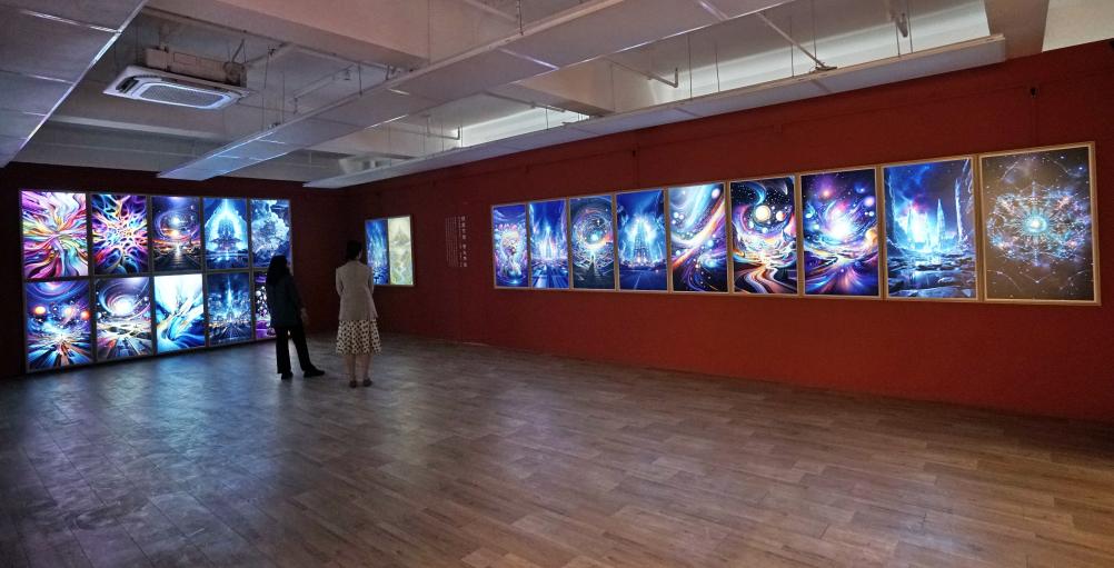 9月26日，观众在参观数字艺术AI之梦专题展。