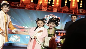 传承汉服文化，李子柒牵手浙江8岁女孩亮相“中国汉服之夜”