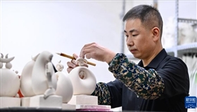 化瓷为字 艺术家探索陶瓷艺术新形态
