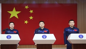 神舟十九号载人飞行任务航天员首次集体亮相