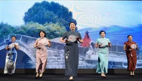海派旗袍亮相“音乐之都”