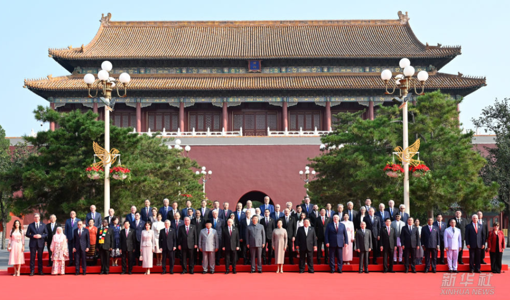 习近平和彭丽媛迎接外方代表团团长及其配偶