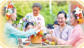 千年渔村簪花开