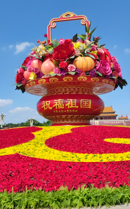 “祝福祖国”巨型花篮正式亮相天安门广场