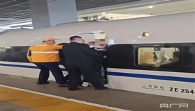 旅客被高铁车门夹住 铁路：系突感身体不适急忙下车