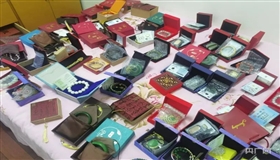 老人被骗几十万直播间买假藏品还维权难？网友：太坑人！