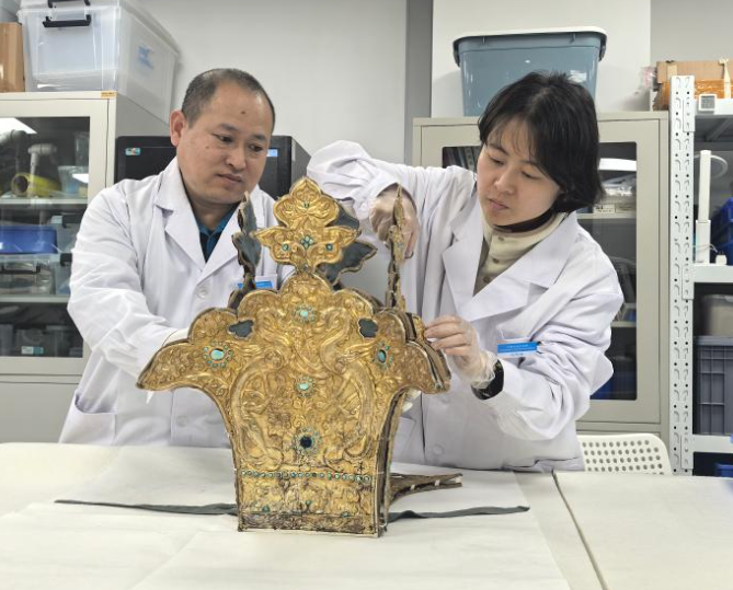 青海乌兰泉沟墓出土王冠重现华光 第 3 张