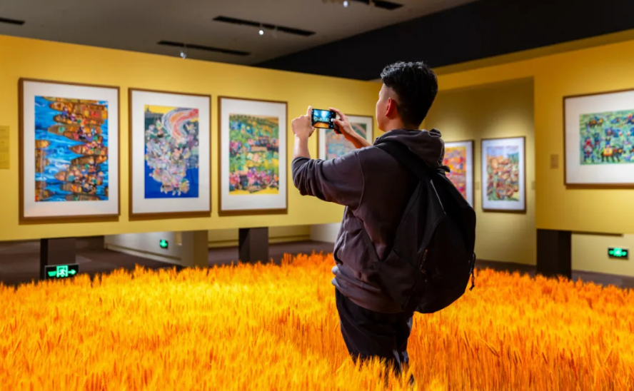 “大地绘彩——2025年农民画大展”在国博开幕 第 4 张 “大地绘彩——2025年农民画大展”在国博开幕 第 4 张