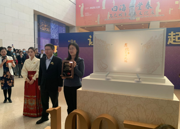 小文创折射文旅热 国博凤冠冰箱贴销量破百万件 第 2 张