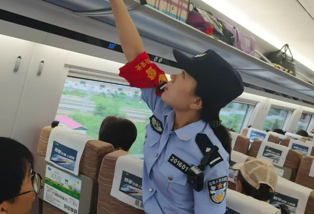 女生穿吊带坐高铁被提示，回应来了 第 3 张