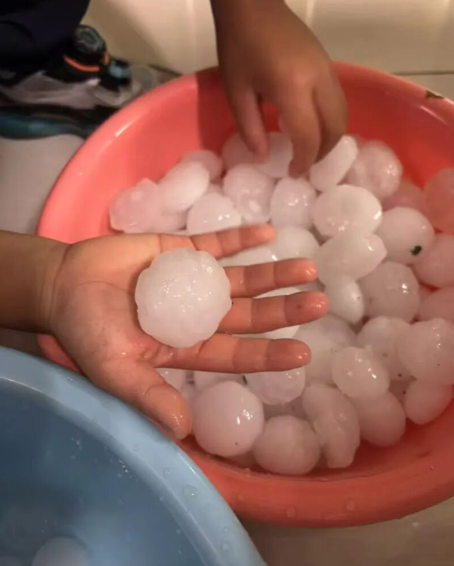 “天空像是在倒冰块!”北京这场冰雹为何如此猛烈? 第 2 张 “天空像是在倒冰块!”北京这场冰雹为何如此猛烈? 第 2 张