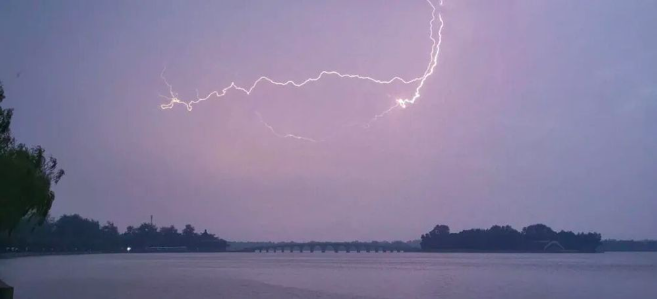 “天空像是在倒冰块!”北京这场冰雹为何如此猛烈? 第 1 张 “天空像是在倒冰块!”北京这场冰雹为何如此猛烈? 第 1 张
