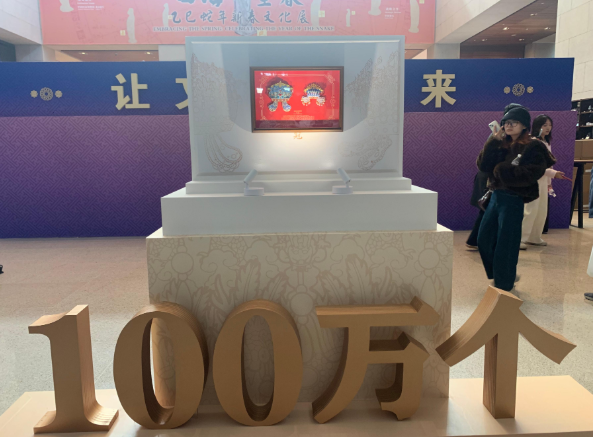 小文创折射文旅热 国博凤冠冰箱贴销量破百万件 第 1 张