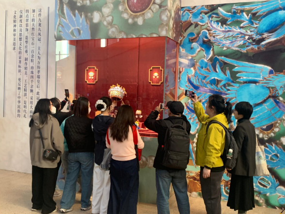 小文创折射文旅热 国博凤冠冰箱贴销量破百万件 第 3 张