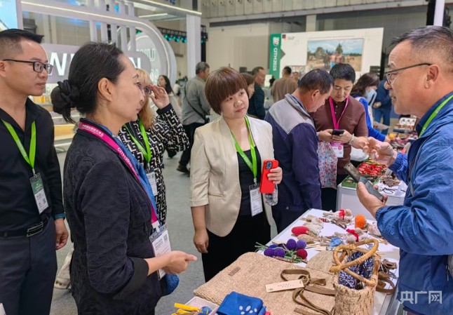 世界杯史上首次：中国非遗麻编“踢”进美加墨 第 3 张