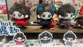 线下线上双火爆！小小“娃衣”跑出青年“悦己”消费新路径