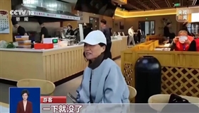 央视曝光悬空寺景区乱象：游客凌晨5点排队买不到票，黄牛却能买到售罄票，100元的票翻倍加价；黑车司机非法揽客，在落石区打卡拍照