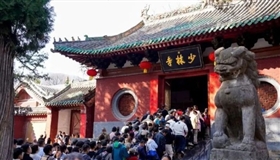 当景区大门越修越远，摆渡车到底方便了谁？