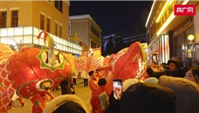 鱼灯送吉兆，古街非遗跨年氛围妙