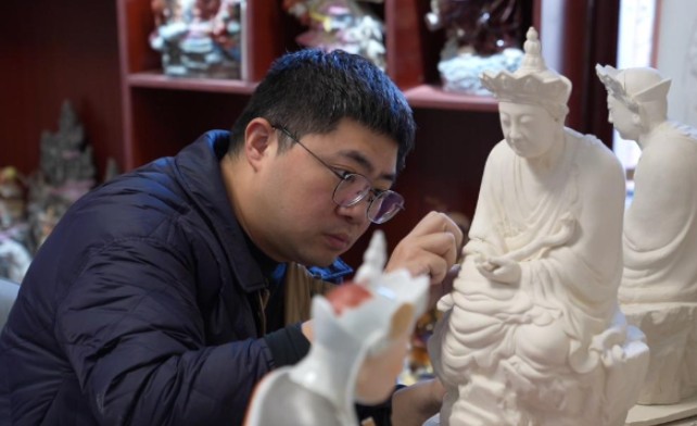 百年“瓷雕曾”四代传承人：守正创新传技艺 第 1 张