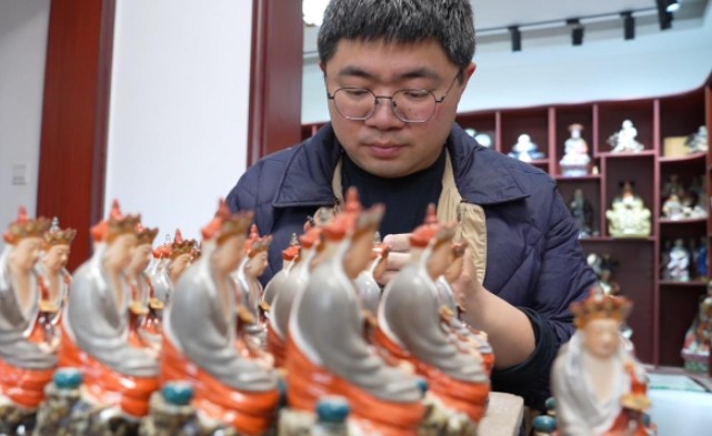 百年“瓷雕曾”四代传承人：守正创新传技艺 第 3 张