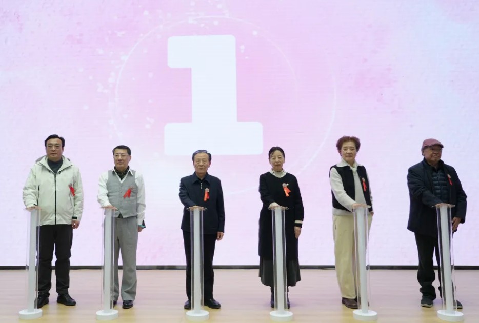 “春暖花开——全国百名女画家作品展”在山东画院开幕 第 2 张