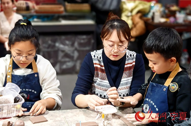 宁夏灵武：瓷韵非遗暖童心 第 4 张
