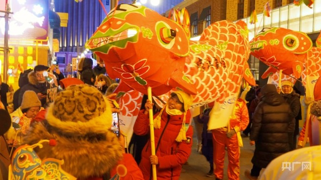 鱼灯送吉兆，古街非遗跨年氛围妙 第 3 张