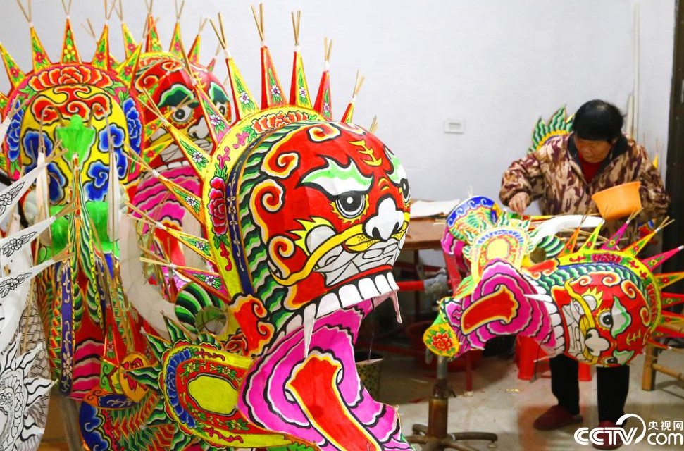 浙江玉环：技艺传承人赶制非遗龙灯迎新春 第 3 张