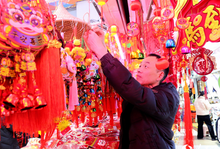 河南郑州：小商品城里年味浓