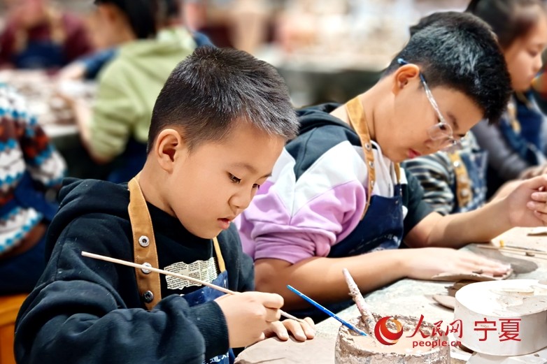 宁夏灵武：瓷韵非遗暖童心 第 1 张