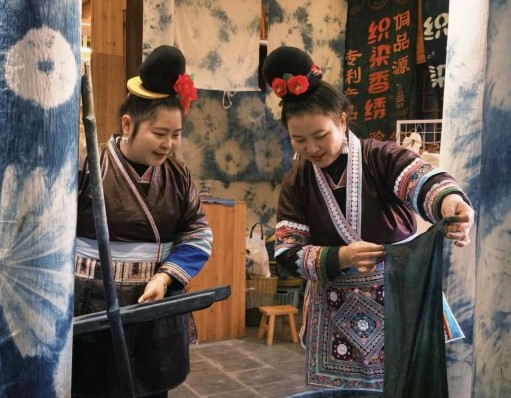 贵州千年侗寨非遗织就乡村振兴锦绣路 第 2 张