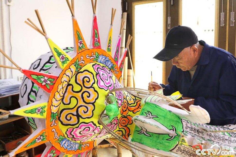 浙江玉环：技艺传承人赶制非遗龙灯迎新春 第 2 张